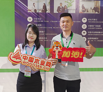 佰世達銷(xiāo)售經(jīng)理吳寧與木業(yè)網(wǎng)合影