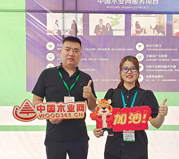 團團圓圓板材董事長(cháng)陳浩與木業(yè)網(wǎng)合影